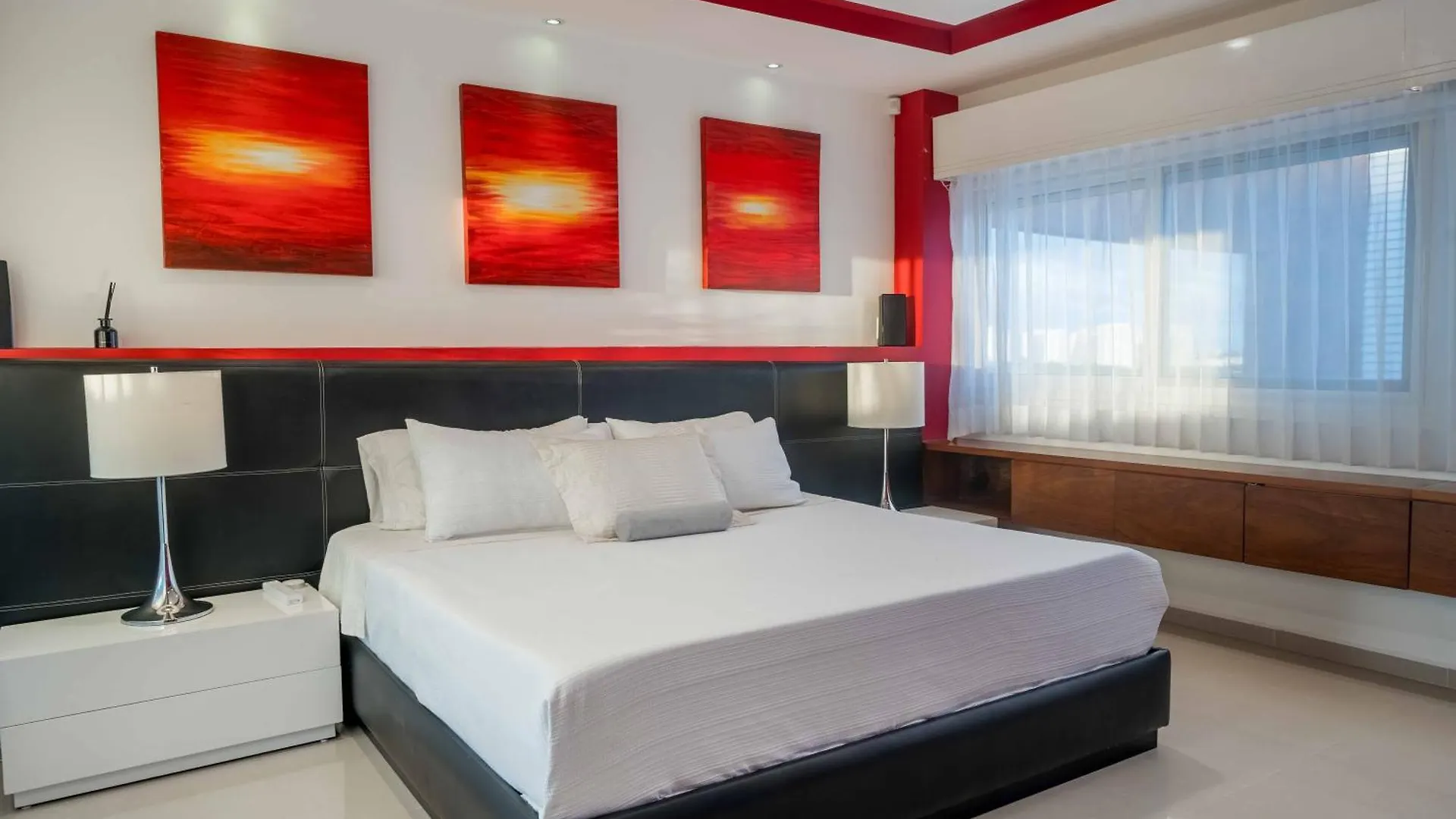 Luxury 4 Bedroom Penthouse With Private Jacuzzi Steps From Hotel Zone Cancún