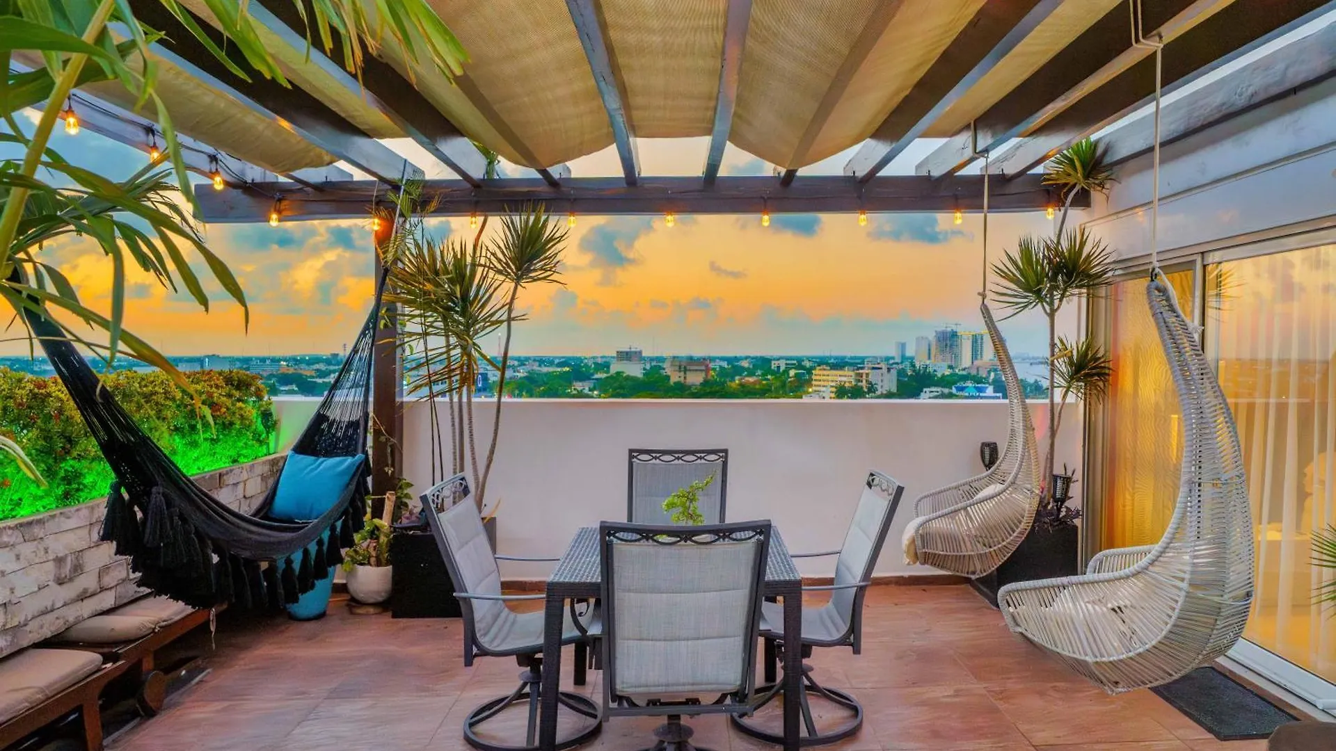 Luxury 4 Bedroom Penthouse With Private Jacuzzi Steps From Hotel Zone Cancún