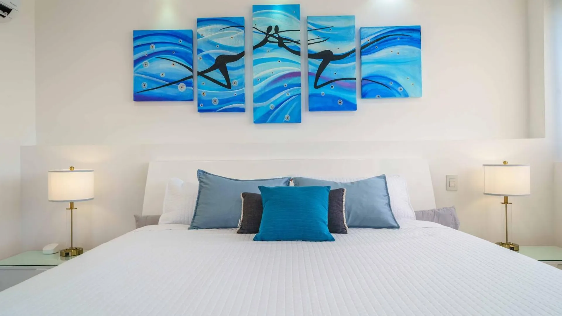 Luxury 4 Bedroom Penthouse With Private Jacuzzi Steps From Hotel Zone Cancún
