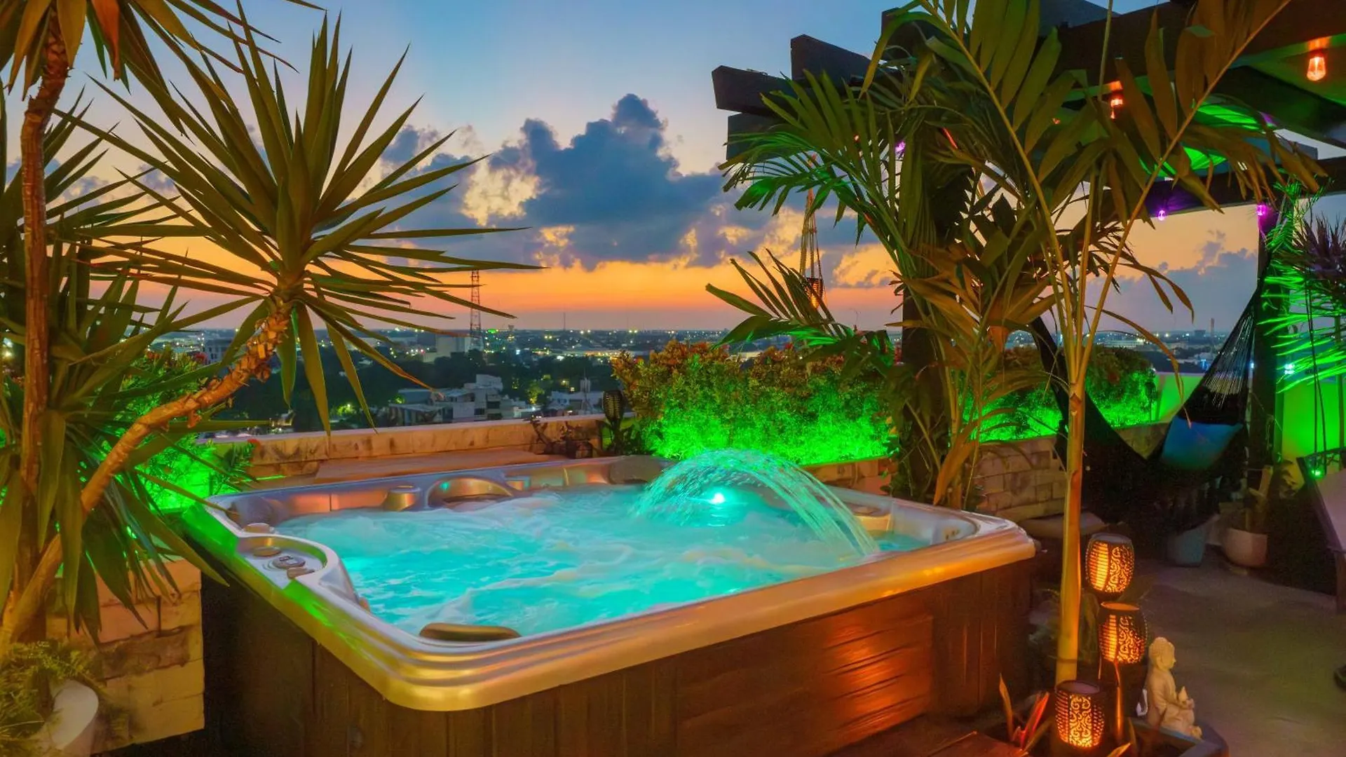 Luxury 4 Bedroom Penthouse With Private Jacuzzi Steps From Hotel Zone Cancun